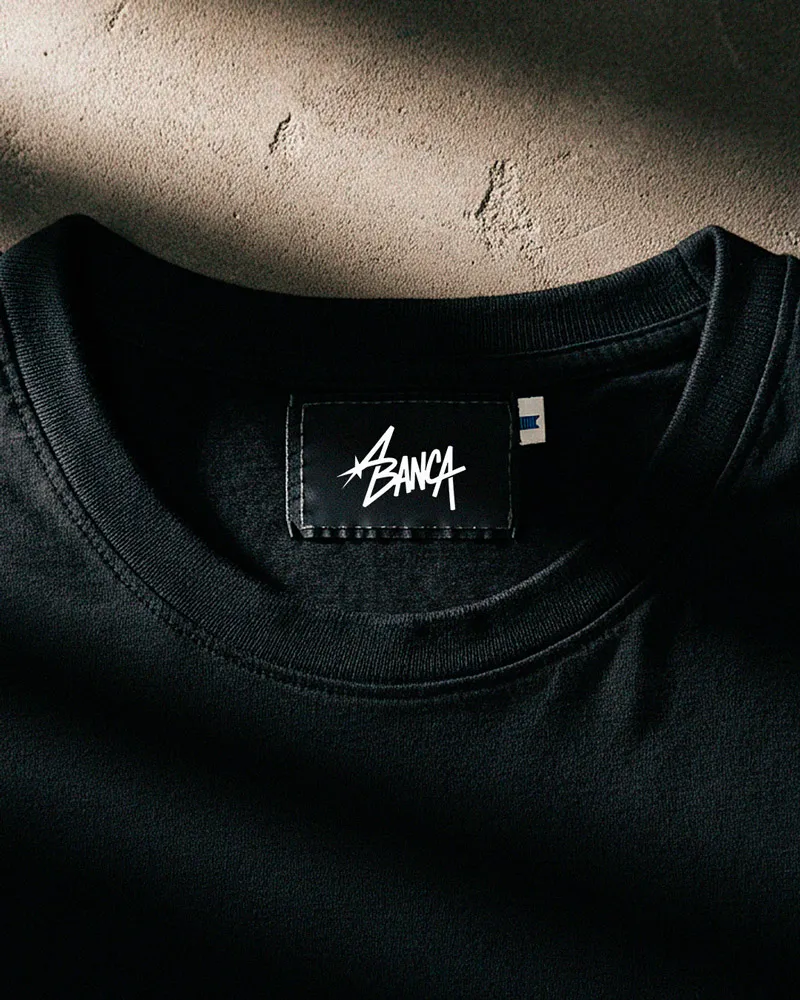 Etiqueta ABANCA em camiseta preta